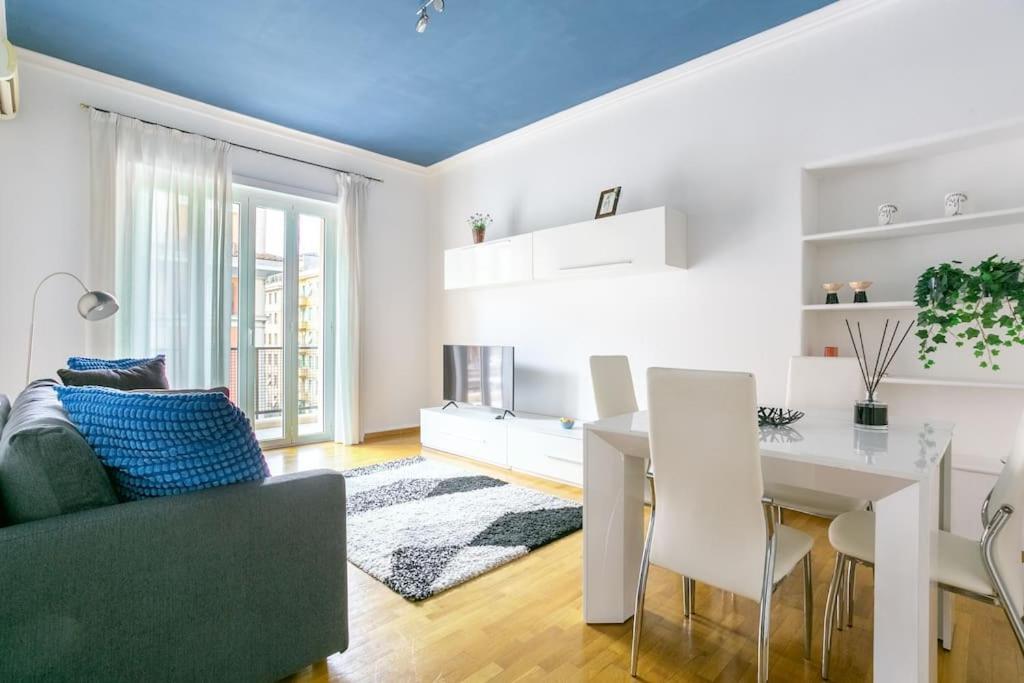 Appartement Blue Window In The Center Of *